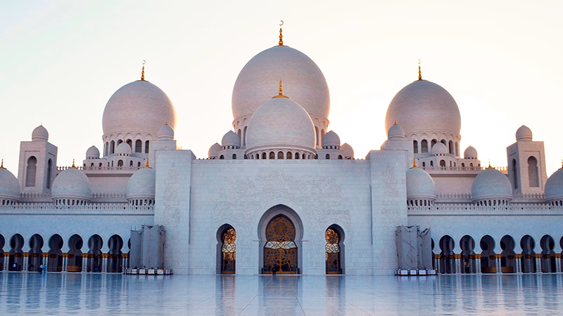 Ferrari World og Abu Dhabi Mosque
