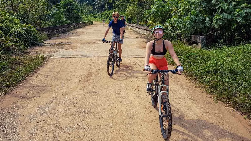 Krabi: På cykeltur blandt varme kilder i junglen