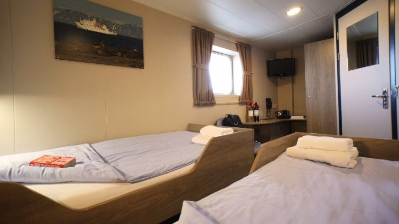 Twin Window Cabin Plancius Monica Salmang X