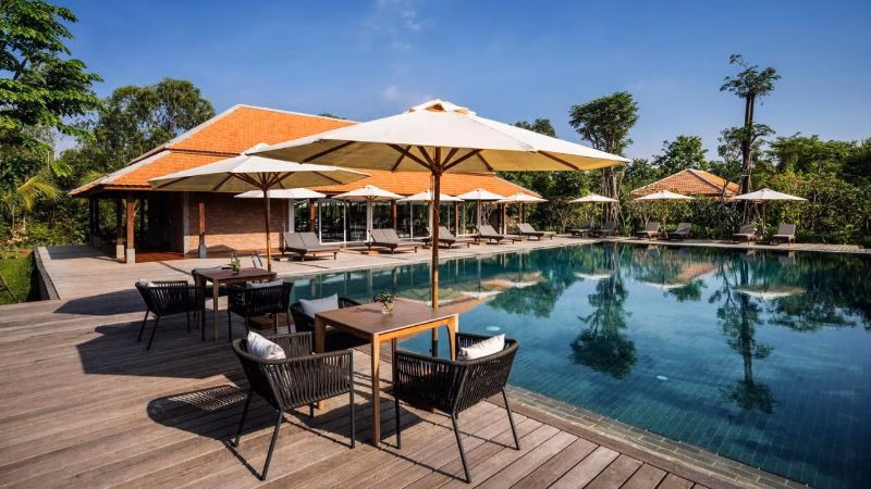 Smiling Farmhouse Pool X