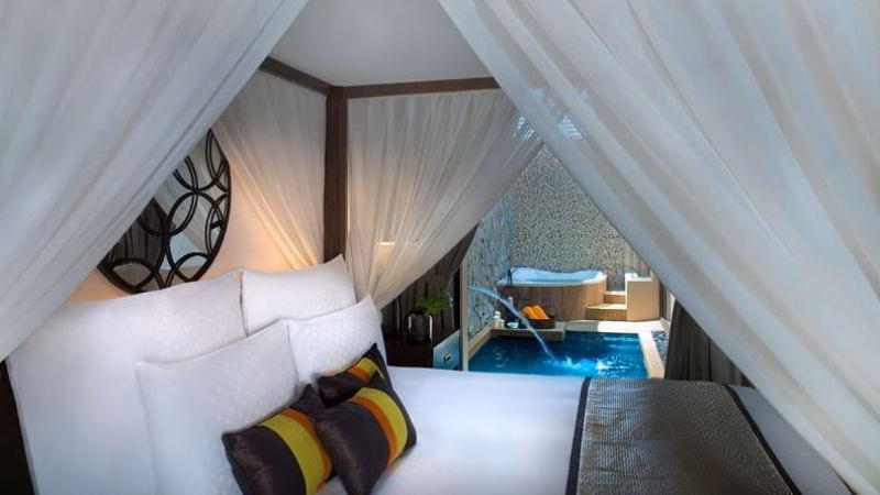 Lakevillainterior X X